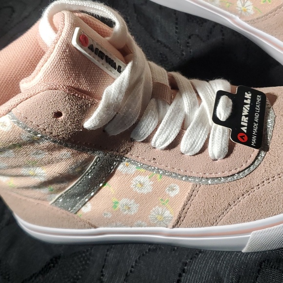 New with tags girls Airwalk sneakers - Picture 3 of 6